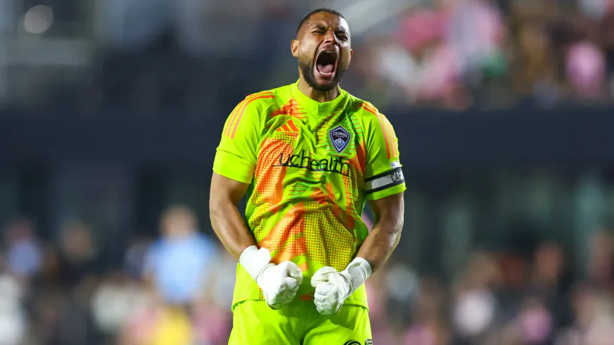 VIDEO: Zack Steffen's Costly Error Helps LA Galaxy Score Comical Goal in MLS Playoffs